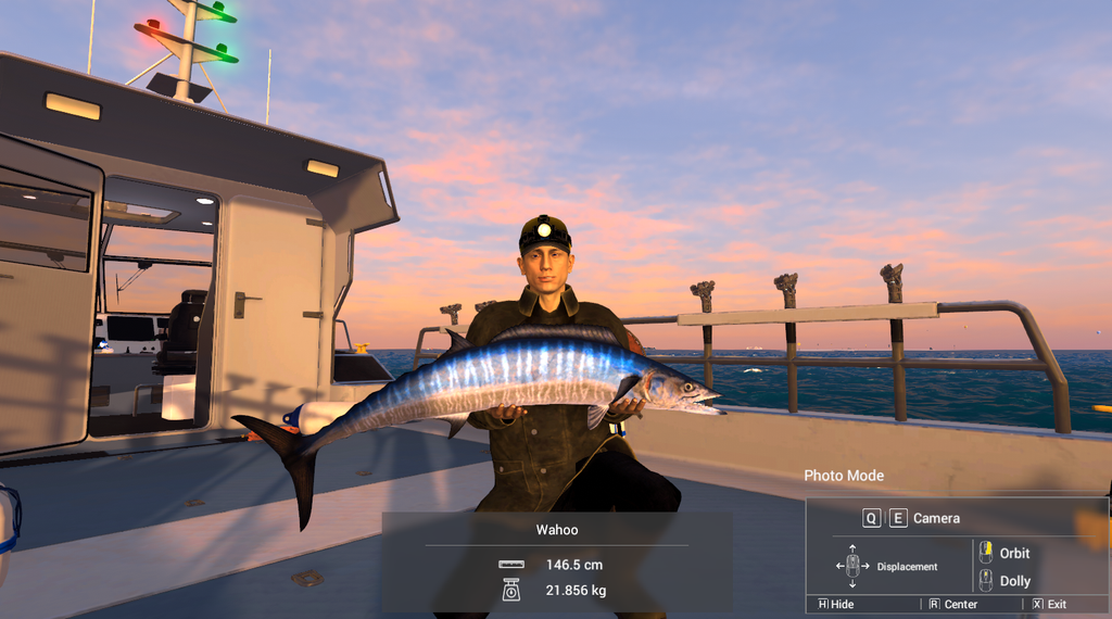 Trophy Wahoo held on the boat deck at Noomaa Kuda Atholhu in Fishing Planet, 146.5 cm and 21.856 kg